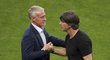 Joachim Löw (vpravo) po zápase s Francií gratuluje svému trenérskému protějšku Didieru Deschampsovi.