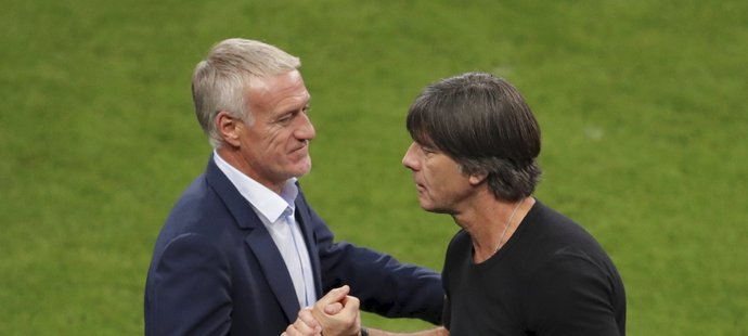 Joachim Löw (vpravo) po zápase s Francií gratuluje svému trenérskému protějšku Didieru Deschampsovi.