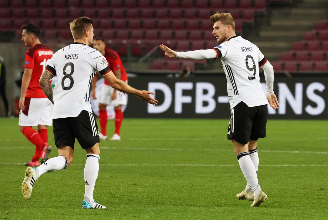 Timo Werner (vpravo) snížil proti Švýcarsku na 1:2