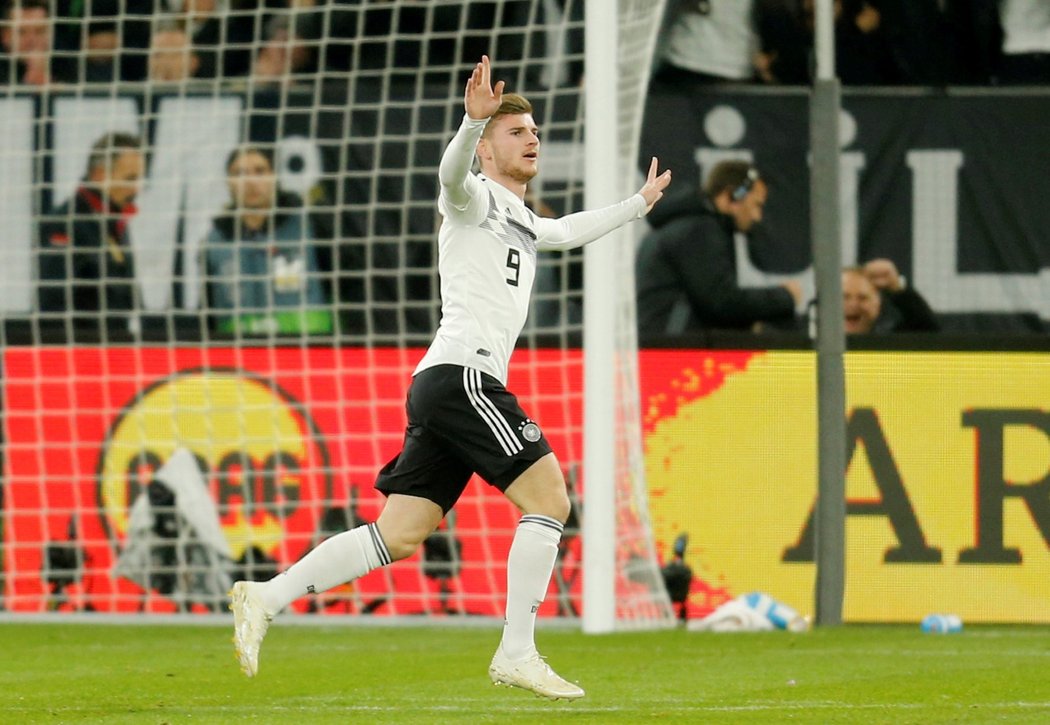 Timo Werner oslavuje svou trefu proti Nizozemsku v zápase Ligy národů