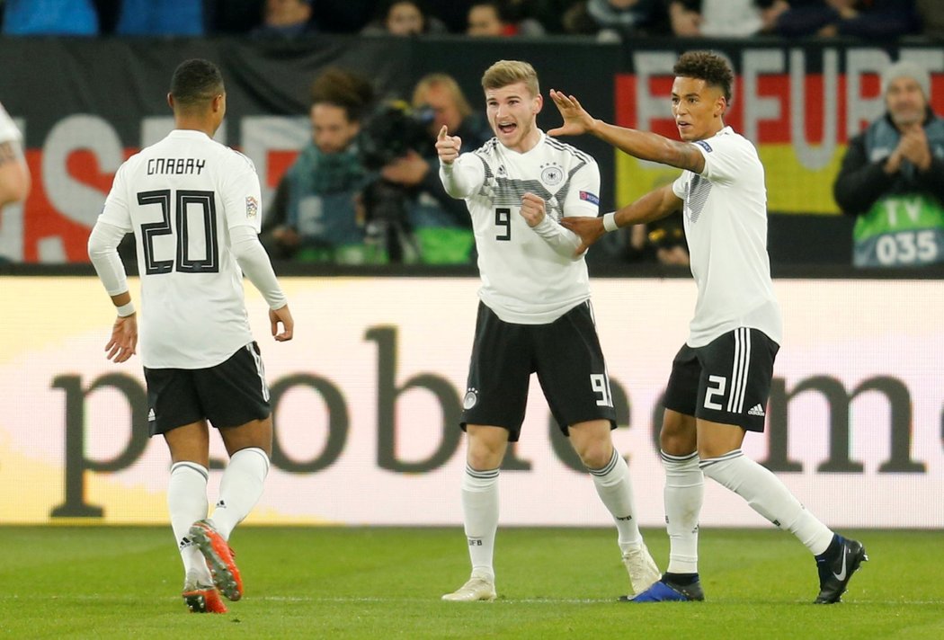 Timo Werner (uprostřed) se raduje se svými spoluhráči z gólu proti Nizozemsku v zápase Ligy národů