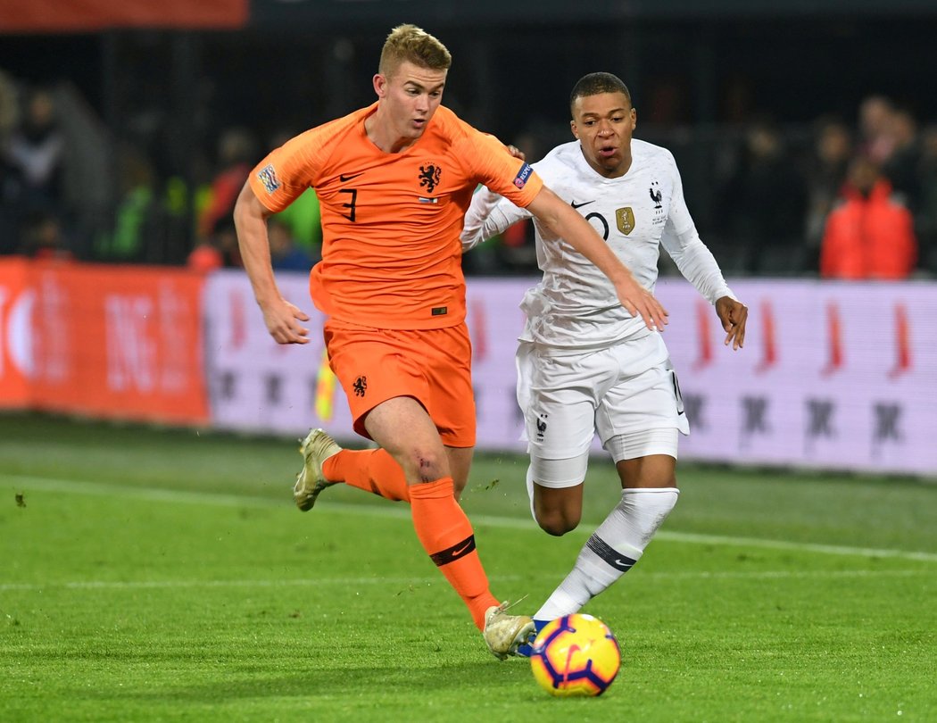 Nizozemec Matthijs de Ligt se snaží utéct francouzskému rychlíkovi Kylianu Mbappemu