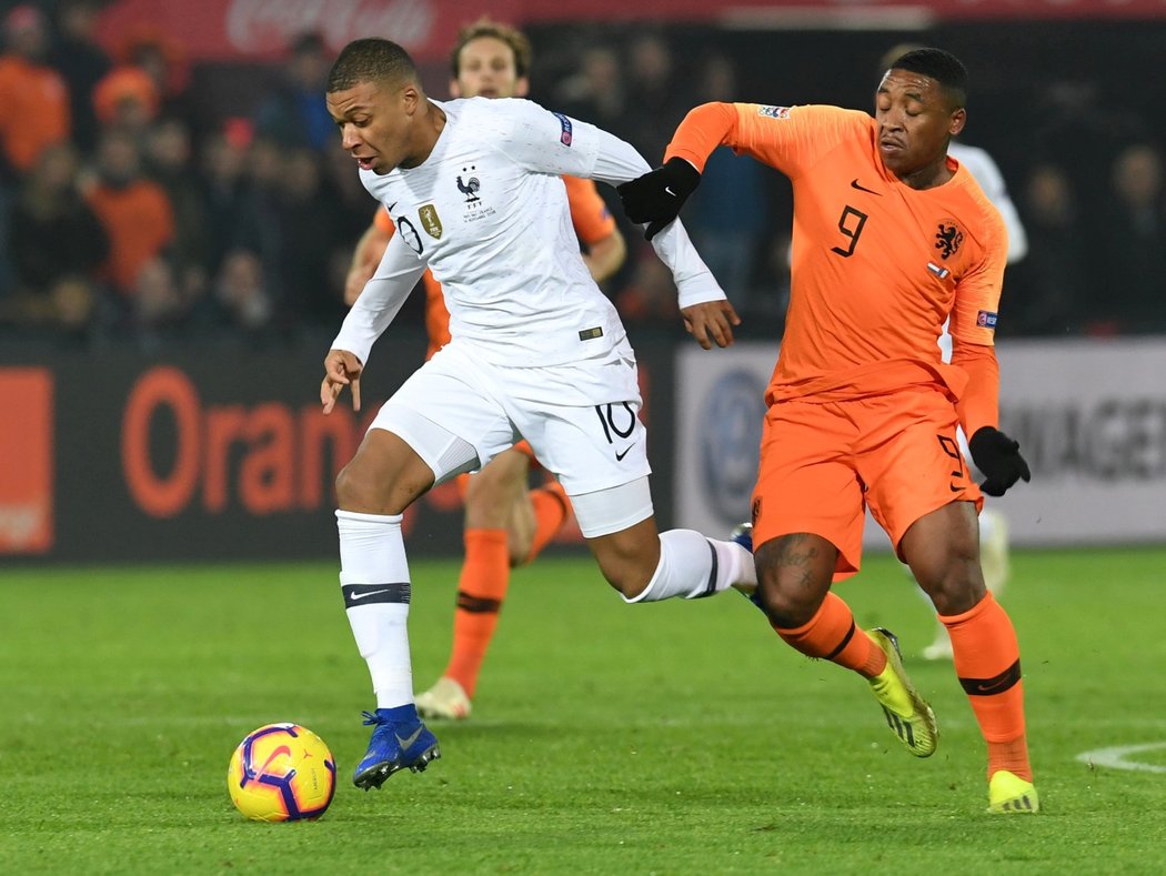 Francouzský talent Kylian Mbappe se snaží pláchnout Stevenu Berwijnovi z Nizozemska