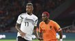 Německý obránce Jerome Boateng hlídá Ryana Babela