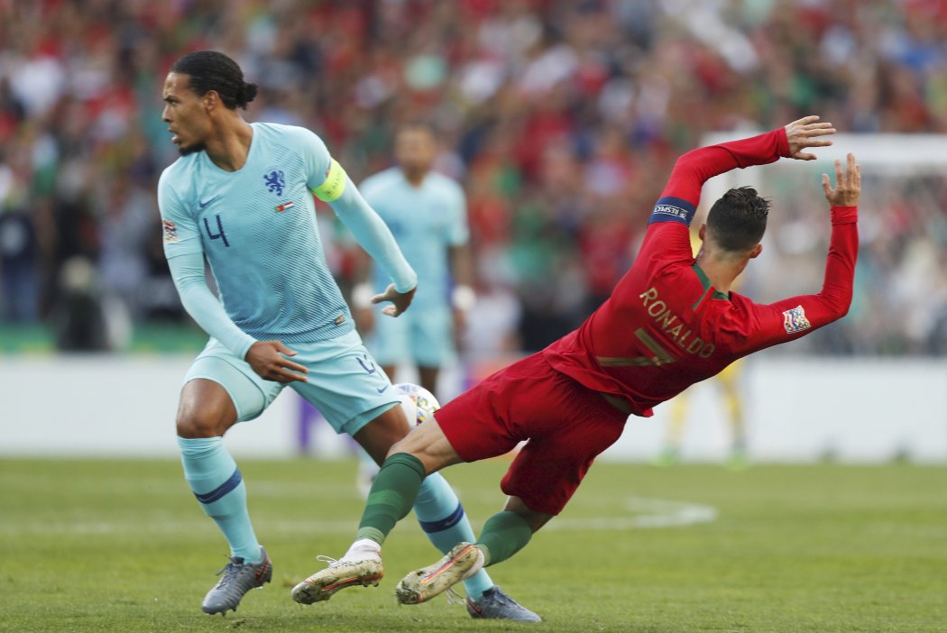 Cristiano Ronaldo padá k zemi po souboji kapitánu s Nizozemcem Virgilem van Dijkem