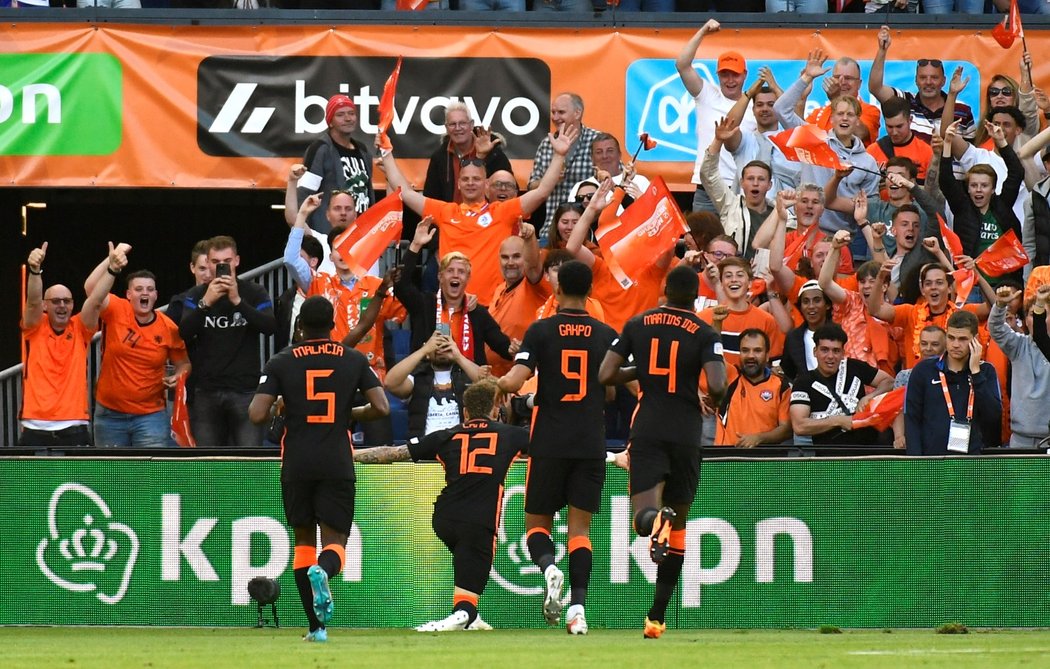 Nizozemci slaví gól se svými fanoušky
