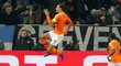 Virgil van Dijk se raduje z gólu, kterým zajistil Nizozemsku postup do finálového turnaje Ligy národů, když v Německu srovnal na 2:2