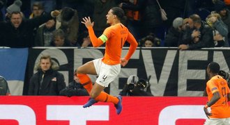 Van Dijk trefil Nizozemsku v nastavení proti Německu postup. Francie smutní