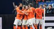 Nizozemci se radují z gólu Virgila van Dijka proti Německu, který Oranjes zajistil postup do finálového turnaje Ligy národů
