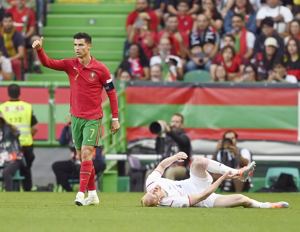 Cristiano Ronaldo přivítal Václava Jemelku skluzem na kotníky