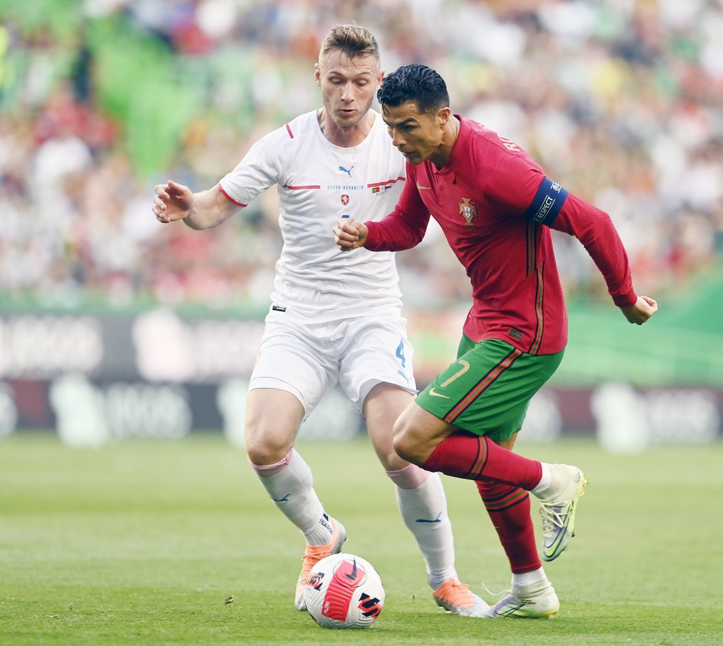 Cristiano Ronaldo proti české defenzivě