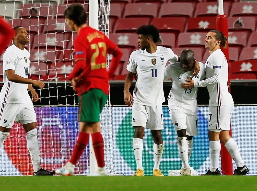 Fotbalisté Francie oslavují gól N&#39;Gola Kantého proti Portugalsku v Lize národů