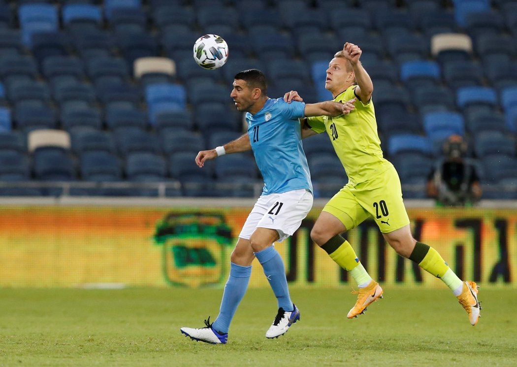 Matěj Vydra (vpravo) bojuje o míč s izraelským fotbalistou Eitanem Tibim