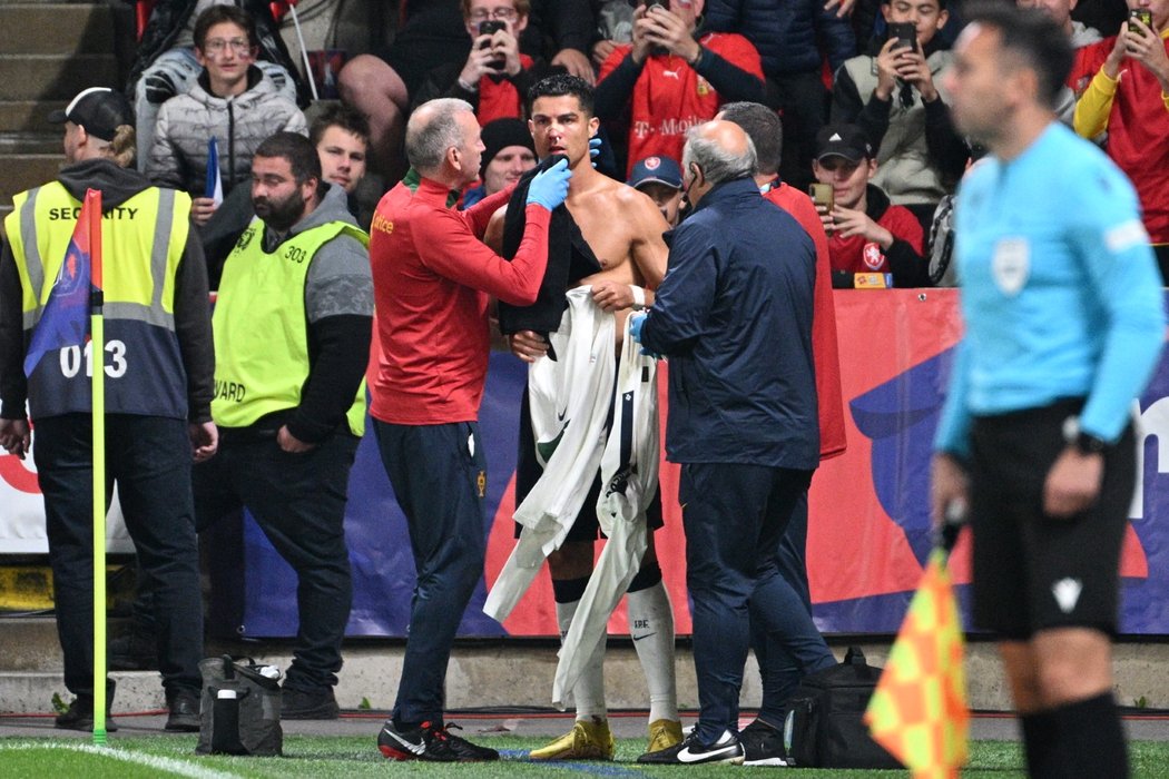 Ošetřovaný Cristiano Ronaldo po střetu s Tomášem Vaclíkem