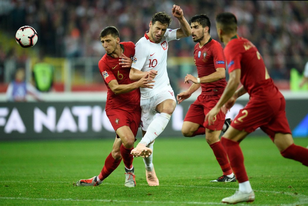 Polský záložník Grzegorz Krychowiak se snaží zakončit v utkání Ligy národů proti Portugalsku, zabránit se mu snaží Ruben Dias