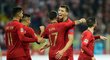 Portugalští fotbalisté se radují z druhého gólu v utkání Ligy národů na hřišti Polska, o který se s přispěním obránce Kamila Glika postaral Rafa Silva