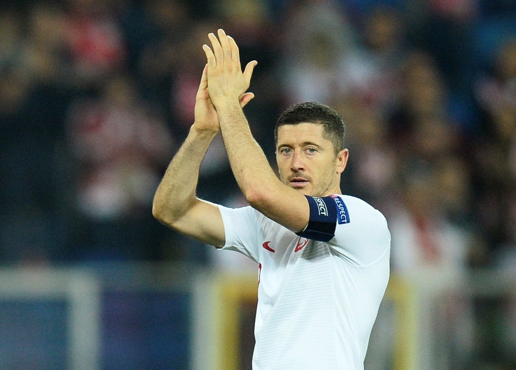 Polský kapitán Robert Lewandowski děkuje fanouškům v Chorzówě za podporu v utkání proti Portugalsku, sám se střelecky neprosadil