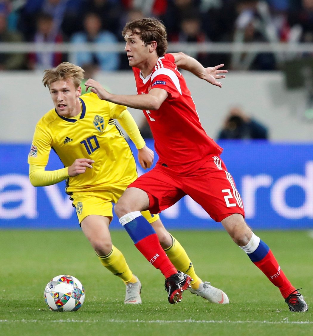 Ruský obránce Mario Fernandes postupuje s míčem v utkání Ligy národů proti Švédsku, stíhá ho záložník Emil Forsberg