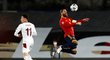 Kapitán španělské reprezentace Sergio Ramos zpracovává balon v utkání proti Švýcarsku