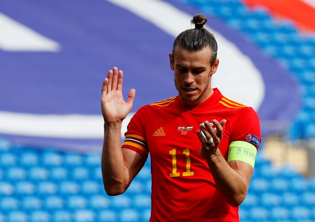 Velšský záložník Gareth Bale v reprezentačním dresu pookřává, v klubu se řeší jeho odchod z Realu