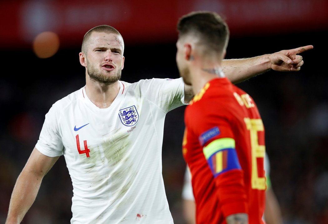 Eric Dier (vlevo) v debatě se Sergio Ramosem (vpravo) během duelu Španělska s Anglií