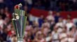 Luka Modrič se stříbrnou medailí na krku prochází kolem poháru pro vítěze