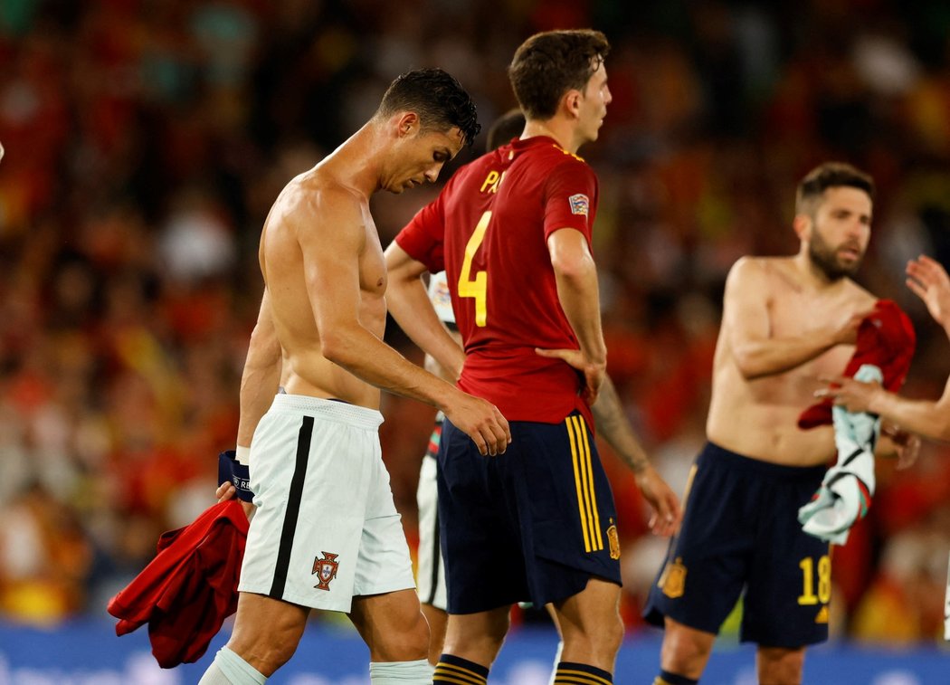 Fotbalisté Španělska v utkání s Portugalskem