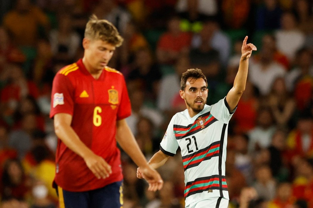 Fotbalisté Španělska v utkání s Portugalskem