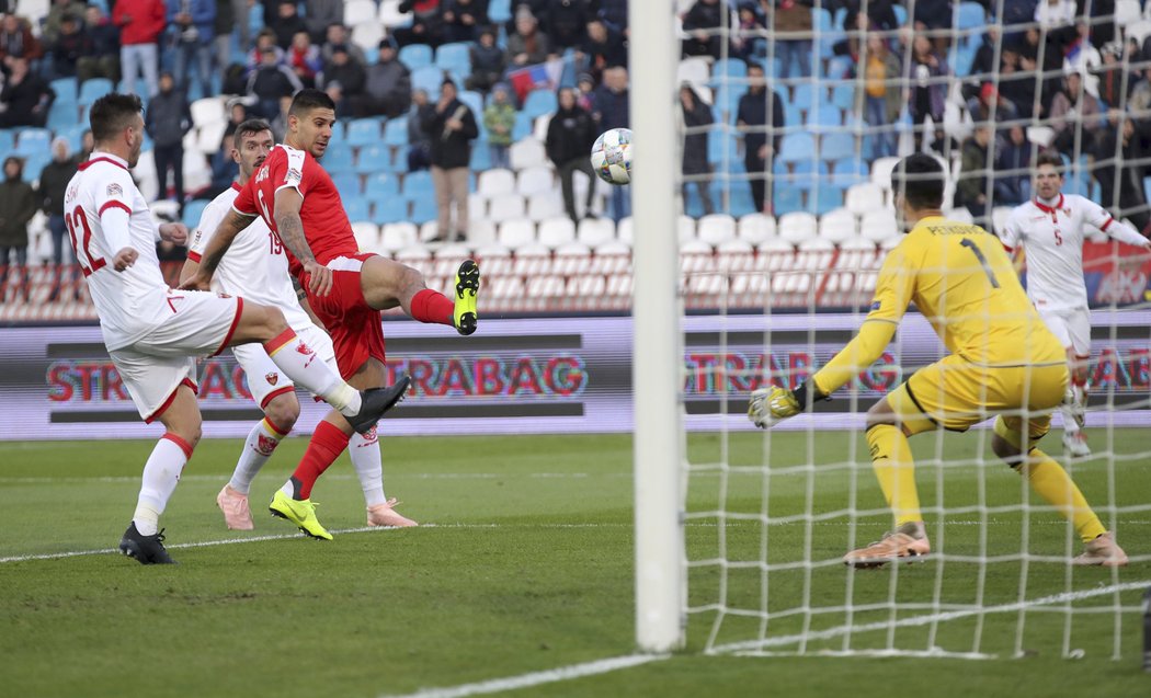 Srbský útočník Aleksandar Mitrovič se proti Černé Hoře bez úspěchu pokusil blýsknout penaltou zahranou ve stylu Antonína Panenky. Již před pokutovým kopem však dokázal vstřelit gól.