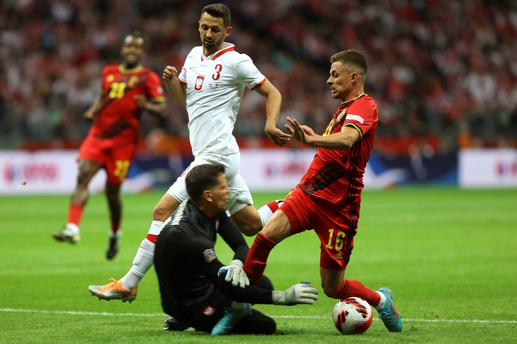 Belgičan Thorgan Hazard v šanci při zápase Ligy národů s Polskem