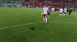 Dánský fotbalista se nestačí divit velké díře v trávníku během utkání Ligy národů ve Vídni