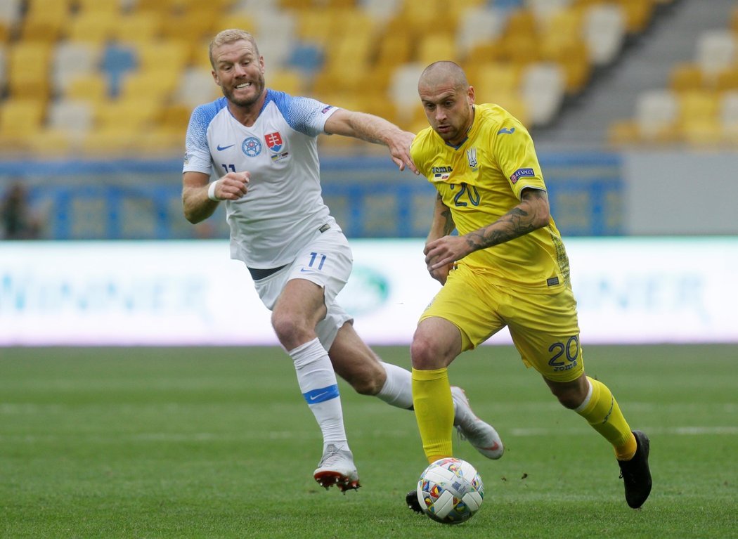 Adam Němec (vlevo) stíhá Jaroslava Rakickije (vpravo) během zápasu Slovenska s Ukrajinou v Lize národů UEFA