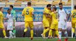 Ukrajinci oslavují společně se střelcem Andrijem Jarmolenkem branku v zápase Slovenska s Ukrajinou