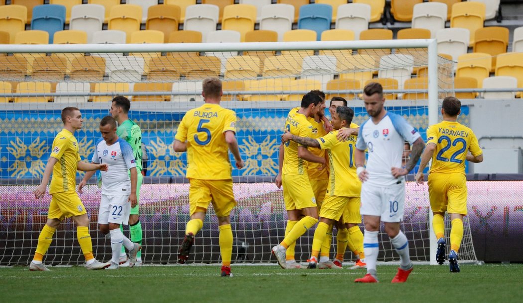 Ukrajinci oslavují společně se střelcem Andrijem Jarmolenkem branku v zápase Slovenska s Ukrajinou