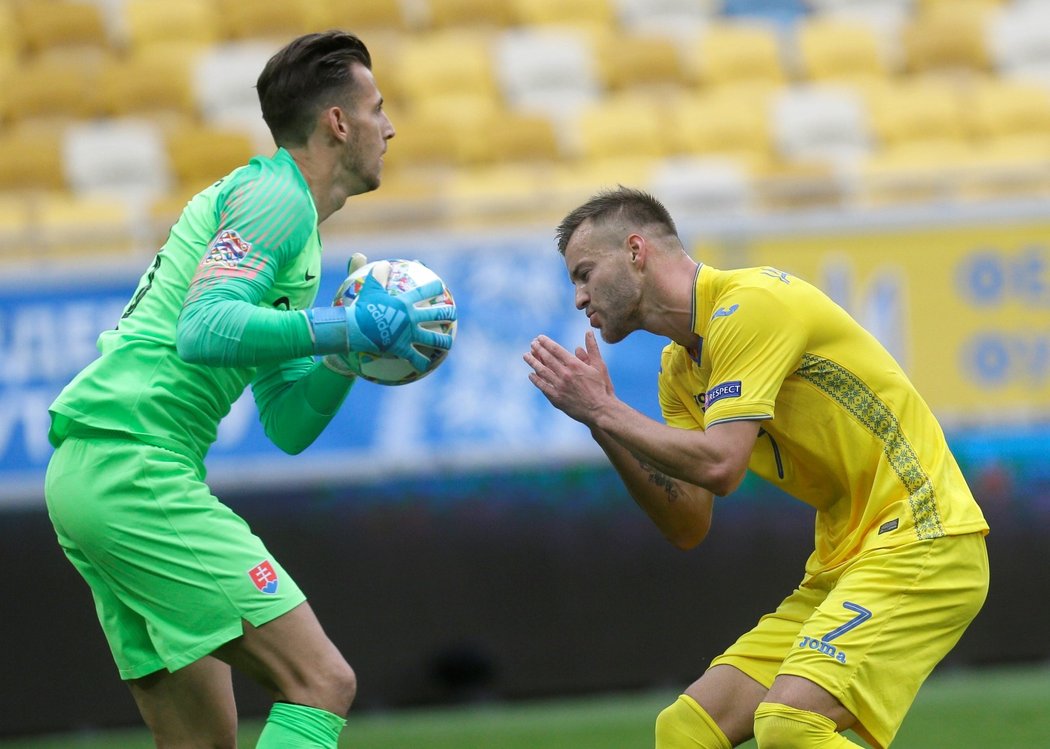 Martin Dúbravka (vlevo) chytá balon před Andrijem Jarmolenkem (vpravo) během zápasu Slovenska s Ukrajinou v Lize národů UEFA