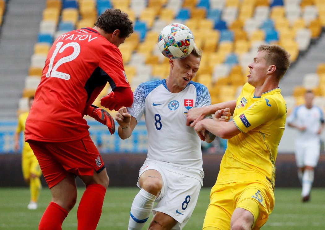 Ondrej Duda (uprostřed) v souboji s ukrajinskými Andrijem Pjatovem (vlevo) a Mykytou Burdou (vpravo) během zápasu Ligy národů UEFA mezi Slovenskem a Ukrajinou