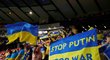 Na tribunách se objevily ukrajinské vlajky