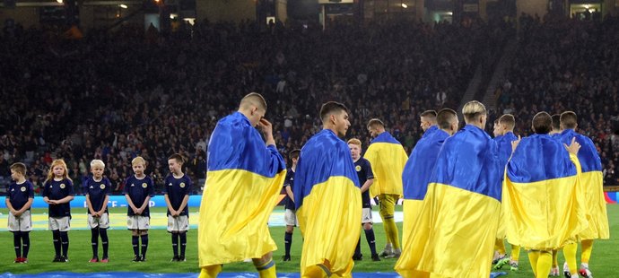 Ukrajinští fotbalisté nastoupili k zápasu s vlajkami