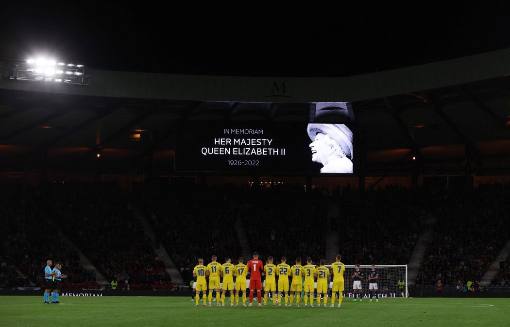 Před zápasem hráči drželi minutu ticha za zesnulou britskou královnu Alžbětu II.