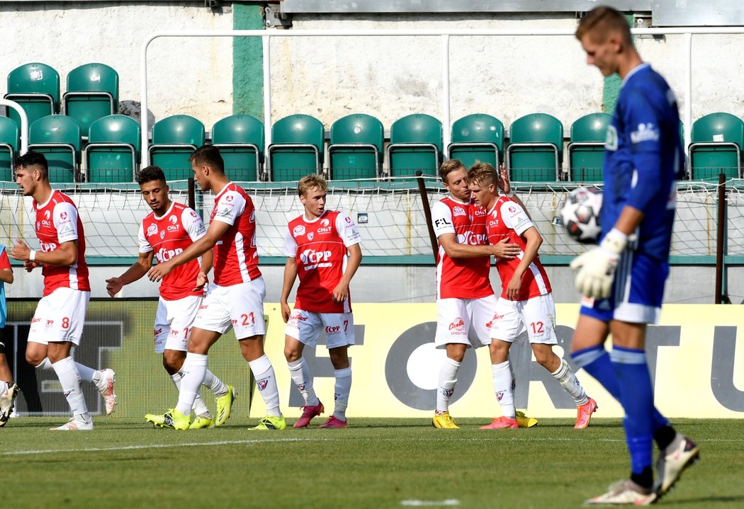 Fotbalisté Pardubic oslavují vstřelenou branku v duelu s Karvinou