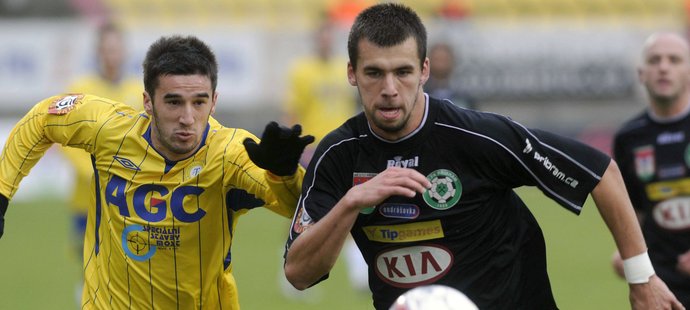 Jakub Štochl z Příbrami (vpravo) a Aidin Mahmutovič z Teplic se snaží vybojovat míč pro svůj tým.