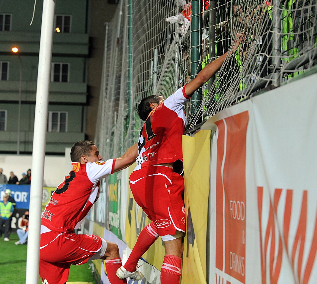 Slávista Tijani Belaid (vpravo) oslavuje gól z penalty.