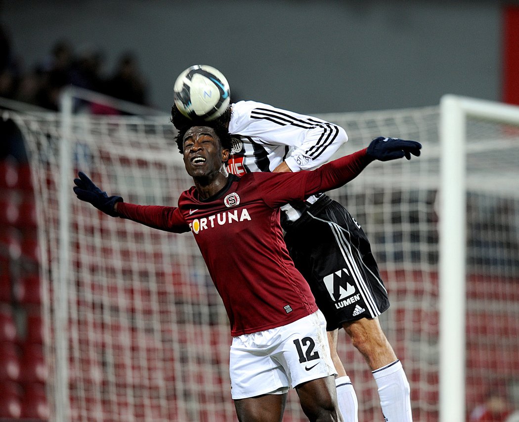 Bony Wilfried ze Sparty (vpředu) v hlavičkovém souboji s budějovickým Marianem Jarabicou.