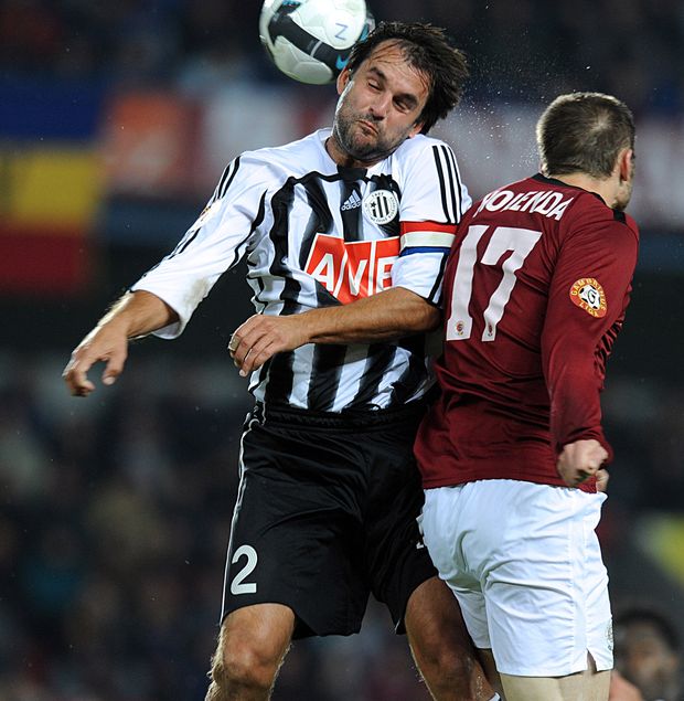 Hlavičkový souboj dvojice Tomáš Hunal (Budějovice, vlevo) a Jan Holenda (Sparta). Hlavičkový souboj dvojice Tomáš Hunal (Budějovice, vlevo) a Jan Holenda (Sparta).