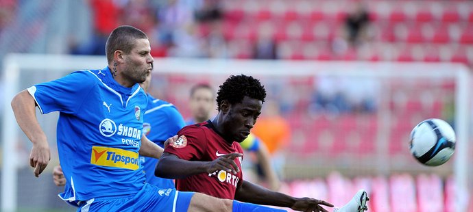 Bony Wilfried (Sparta, v rudém) a David Bystroň (Plzeň) v souboji o míč.