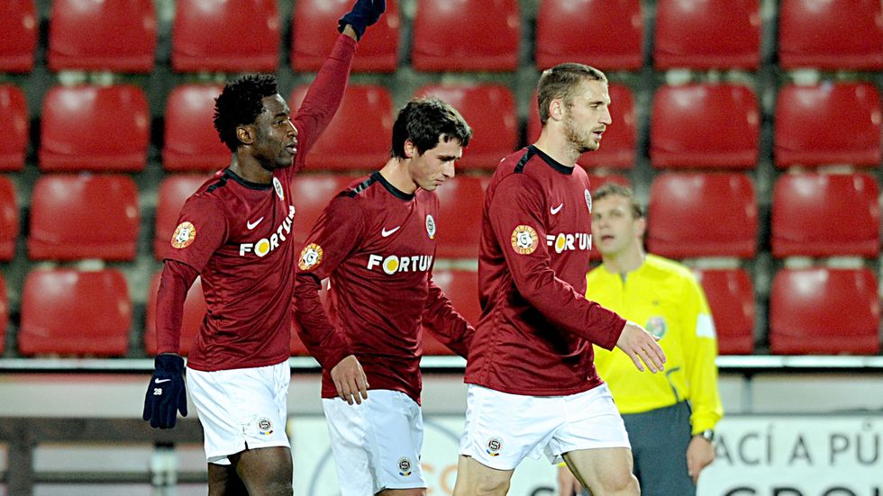 Bony Wilfried (vlevo) se raduje se spoluhráči z gólu.