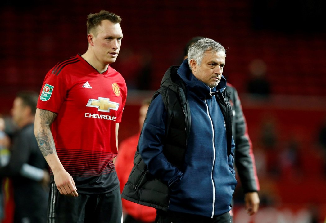 Nešťastník Phil Jones jako jediný neproměnil pokutový kop v penaltovém rozstřelu, utěšovat ho musel i trenér José Mourinho