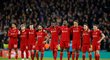 Hráči Liverpoolu se drží kolem ramenou při penaltách