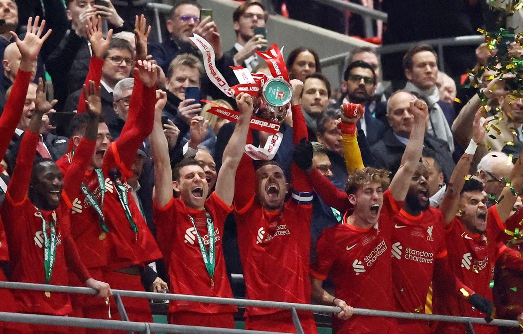 Fotbalisté Liverpoolu s trofejí