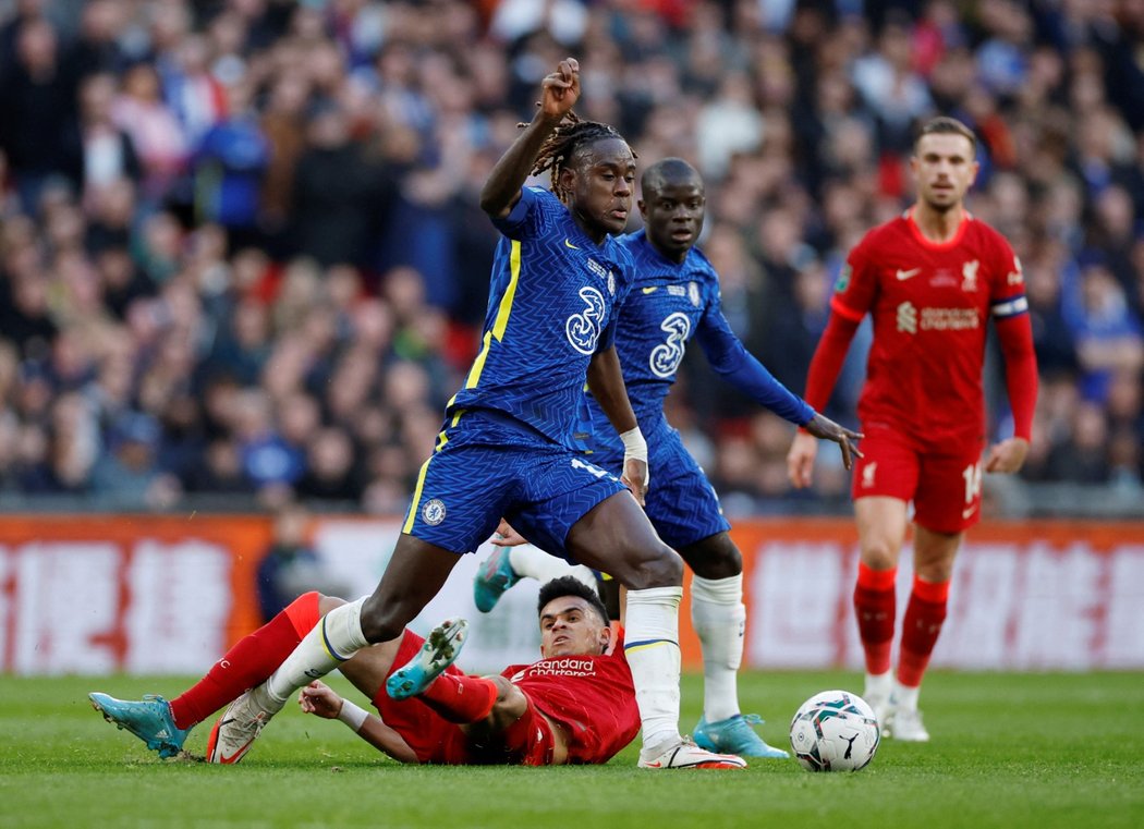 Fotbalisté Chelsea se utkali ve finále ligového poháru s Liverpoolem